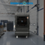 Climatizador evaporativo industrial en una nave limpia con puerta seccional