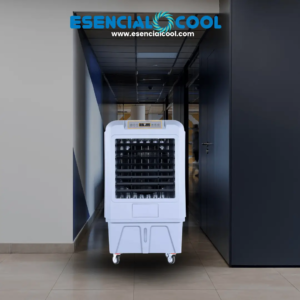 Climatizador evaporativo portátil enfriando zona de trabajo en un almacén industrial - climatizadores evaporativos portátiles