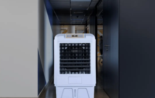 Climatizador evaporativo portátil enfriando zona de trabajo en un almacén industrial