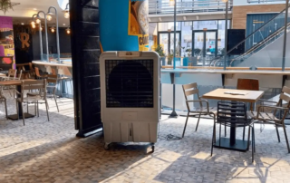Climatizador evaporativo portátil Esencial refrescando zona de terrazas en centro comercial La Farga, L’Hospitalet.