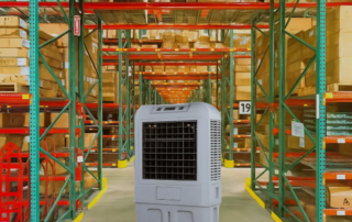 Climatizador evaporativo industrial en un almacén logístico con estanterías