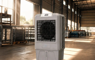 Climatizador evaporativo portátil enfriando una nave industrial amplia