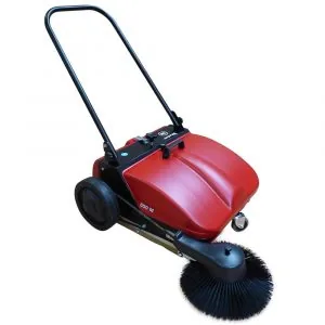 DUSTY 650 M: Barredora roja y negra con manillar alto, dos ruedas grandes y cepillo lateral circular negro.