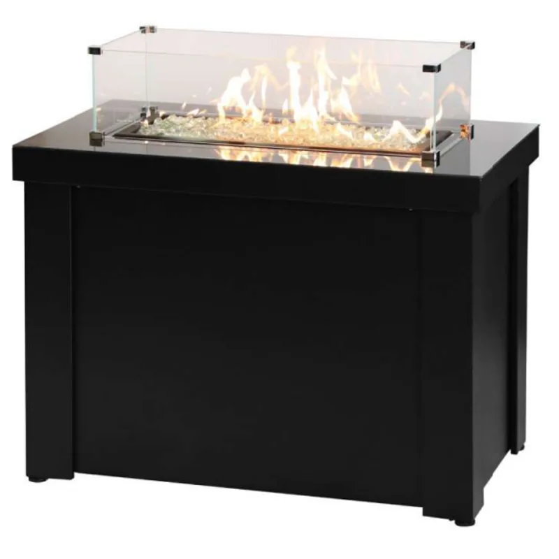 estufa a gas HAWAI: Estufa rectangular negra con llama sobre un lecho de piedra y protección superior de cristal.