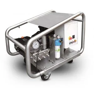 JET 1000 E-15 INOX: Hidrolimpiadora con estructura tubular plateada, manómetros, filtro azul, panel de mandos y ruedas.